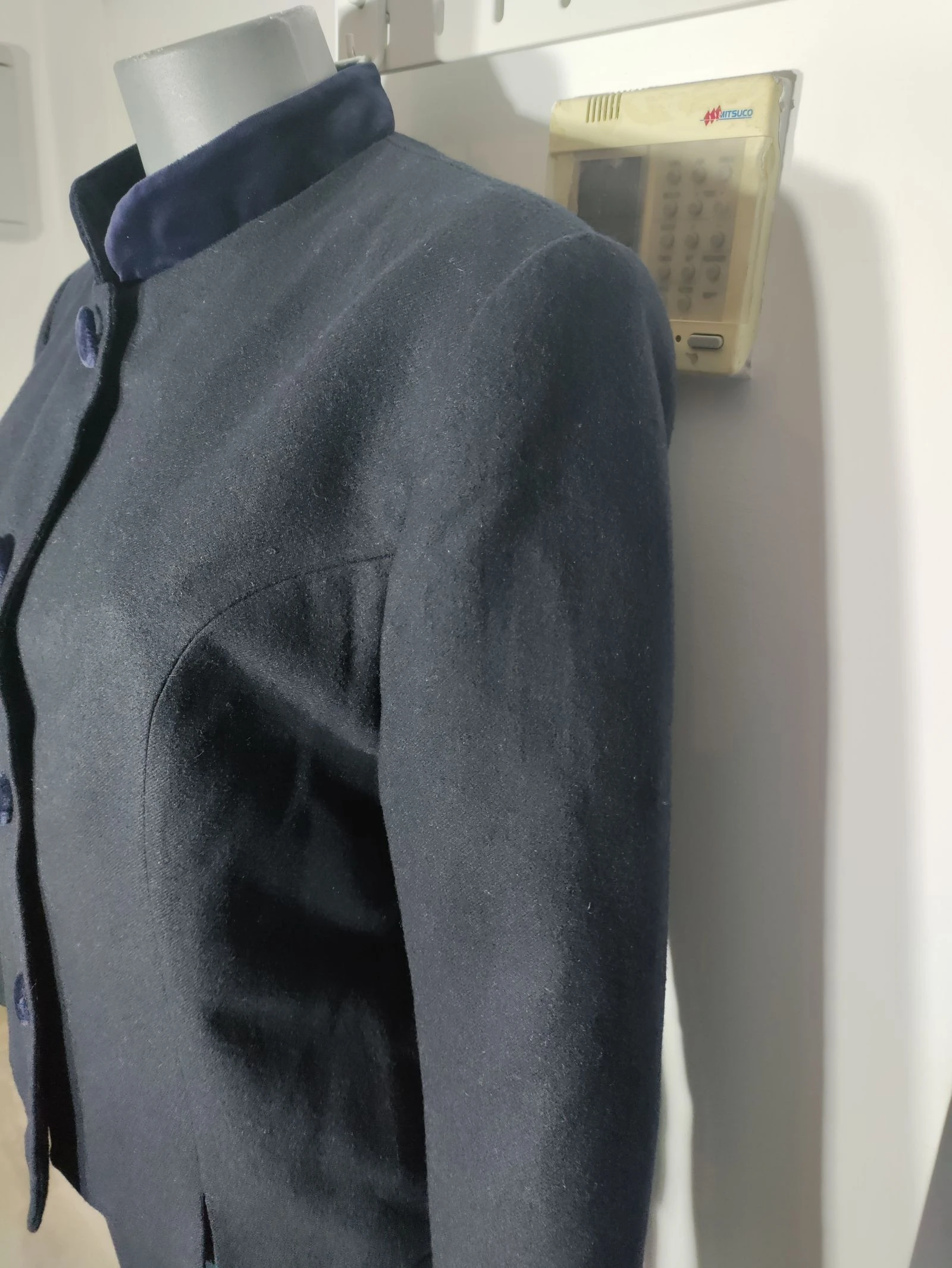 Traje vintage Greta Madrid azul marino/negro con cuello y botones de terciopelo • Talla 44 – photo 6
